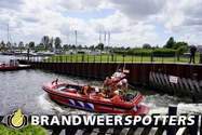 Persoon te water Petrusplaat in Drimmelen